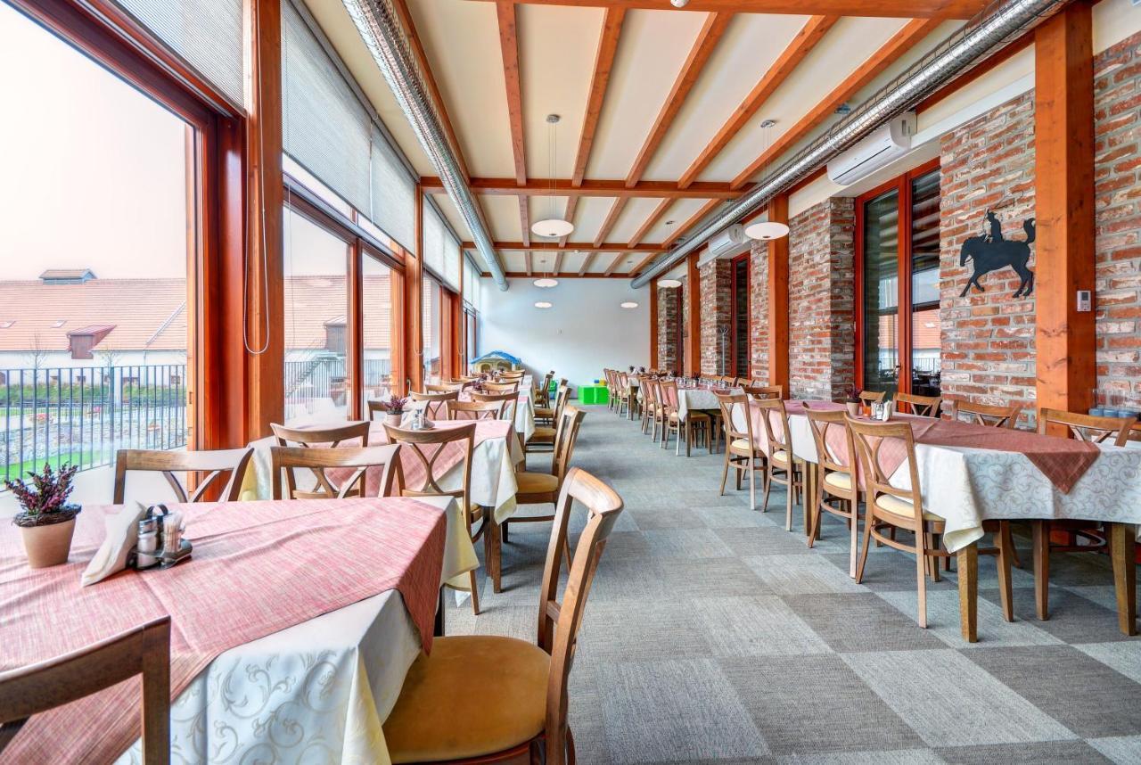 Hotel Zamek Valec Vladislav Ngoại thất bức ảnh